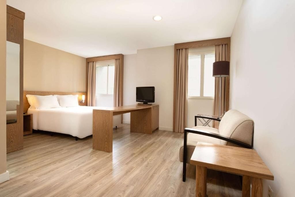 deluxe room, 1 queen bed | 1 bedroom, minibar, in-room safe, desk