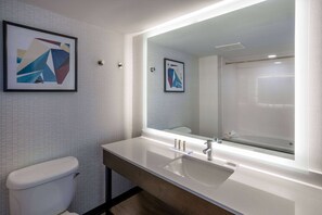 Ensemble douche/baignoire, sèche-cheveux, serviettes fournies