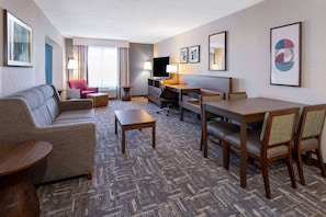 Suite Luxe, 2 grands lits, non-fumeurs | Coffres-forts dans les chambres, bureau, fer et planche à repasser