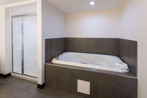 Suite Deluxe, 2 camas de matrimonio, no fumadores | Caja fuerte, escritorio, tabla de planchar con plancha y wifi gratis