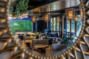 2 bars/lounges, 2 poolside bars, swim-up bar - Warwick Fiji (Korolevu)