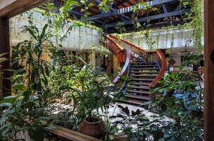 5 restaurants; breakfast, lunch, and dinner served