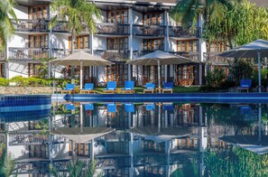 2 outdoor pools, free pool cabanas, pool umbrellas