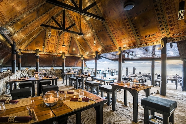 5 restaurants, breakfast, lunch, dinner served; Japanese cuisine