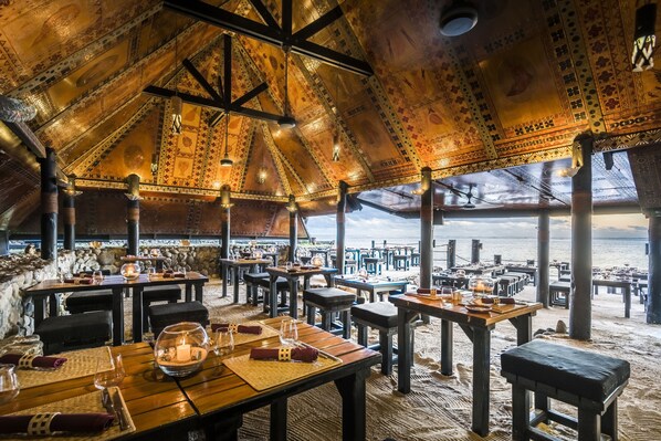 5 restaurantes; se sirve desayuno, almuerzo y cena; cocina japonesa