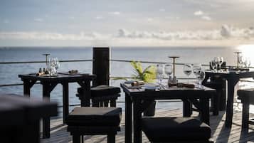 5 restaurants; breakfast, lunch, and dinner served