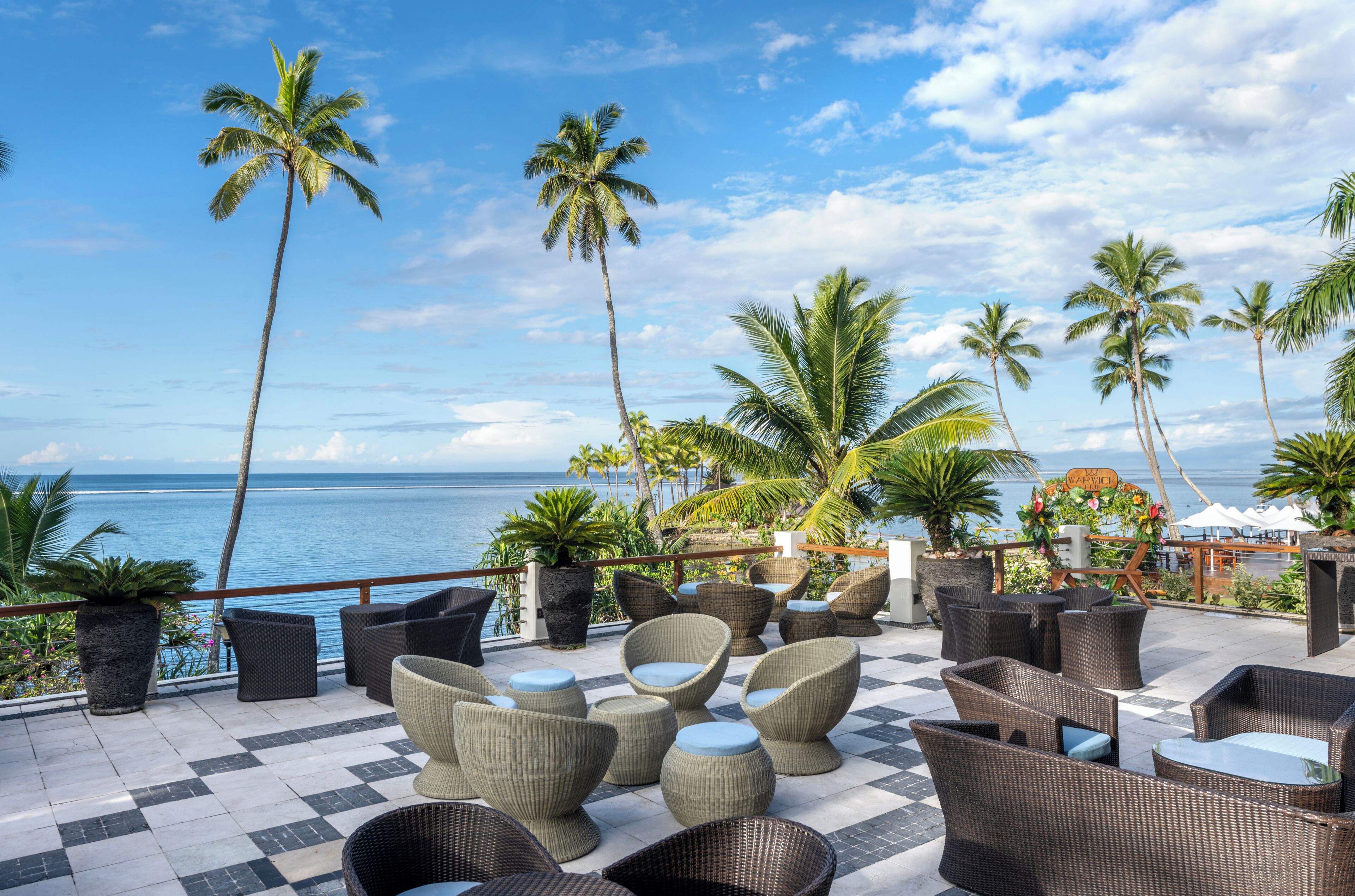 2 Bars/Lounges, 2 Poolbars, Bar im Pool