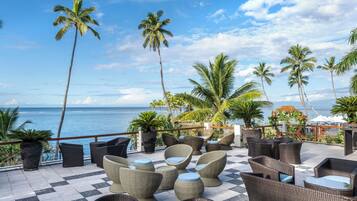 2 Bars/Lounges, 2 Poolbars, Bar im Pool