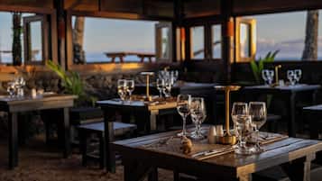 5 restaurants; breakfast, lunch, and dinner served