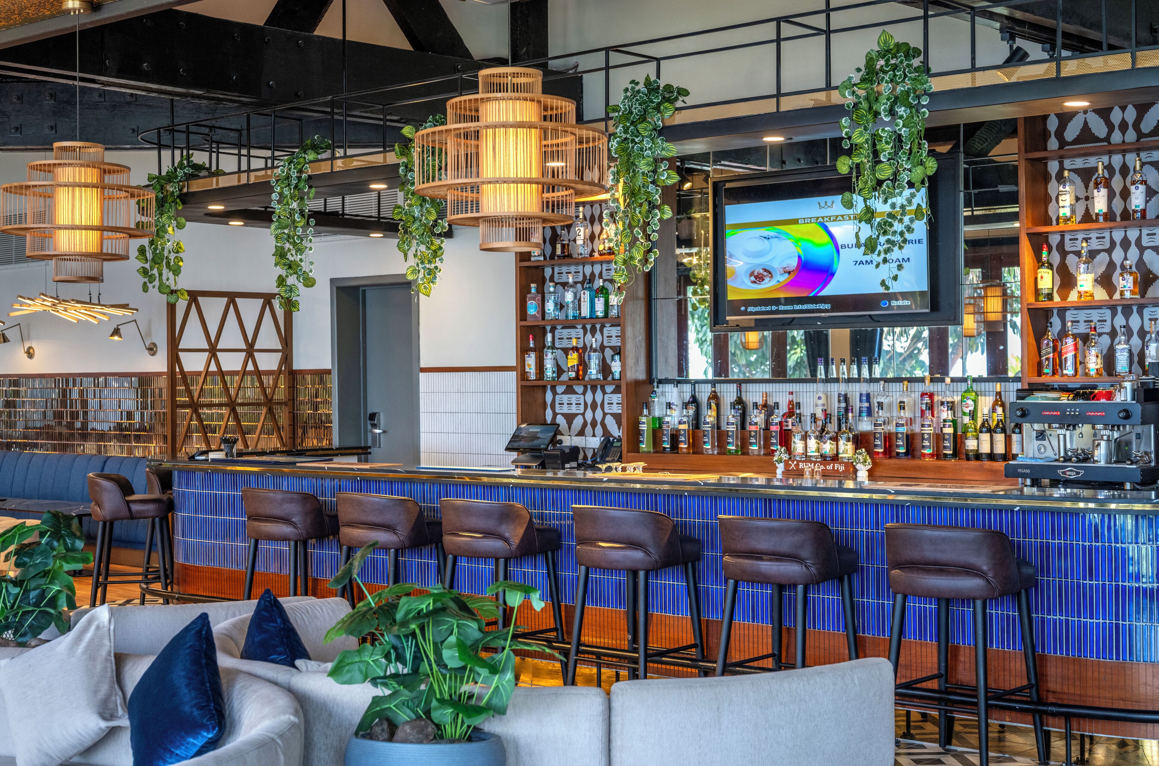 2 bars/lounges, 2 poolbars, een swim-up bar
