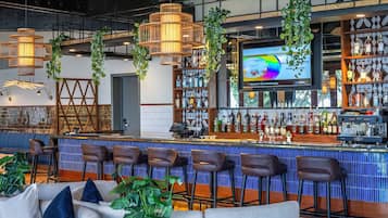 2 bars/lounges, 2 poolbars, een swim-up bar