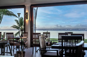 5 restaurants servant le petit déjeuner, le déjeuner et le dîner