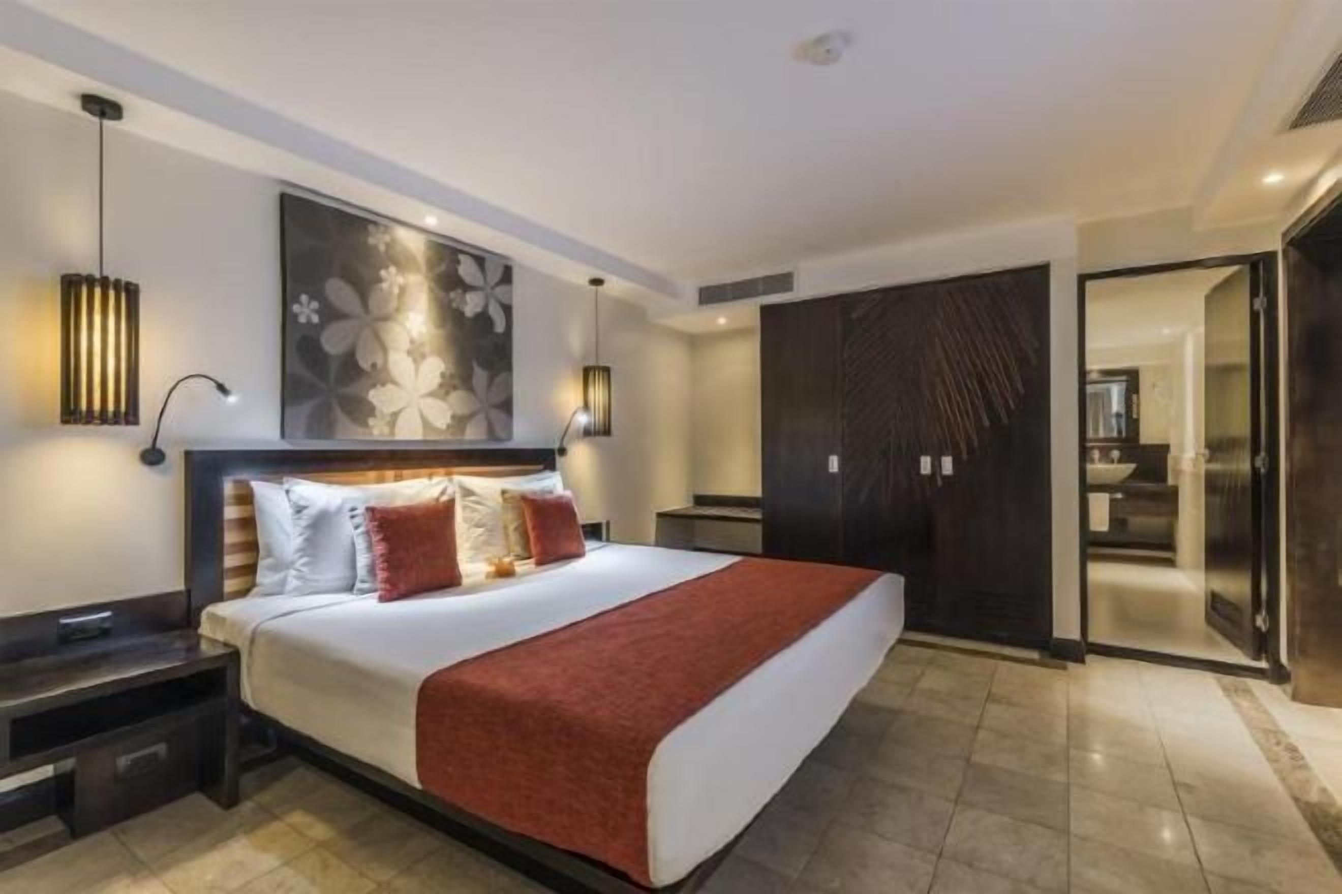 Minibar, safe på rommet, skrivebord og blendingsgardiner