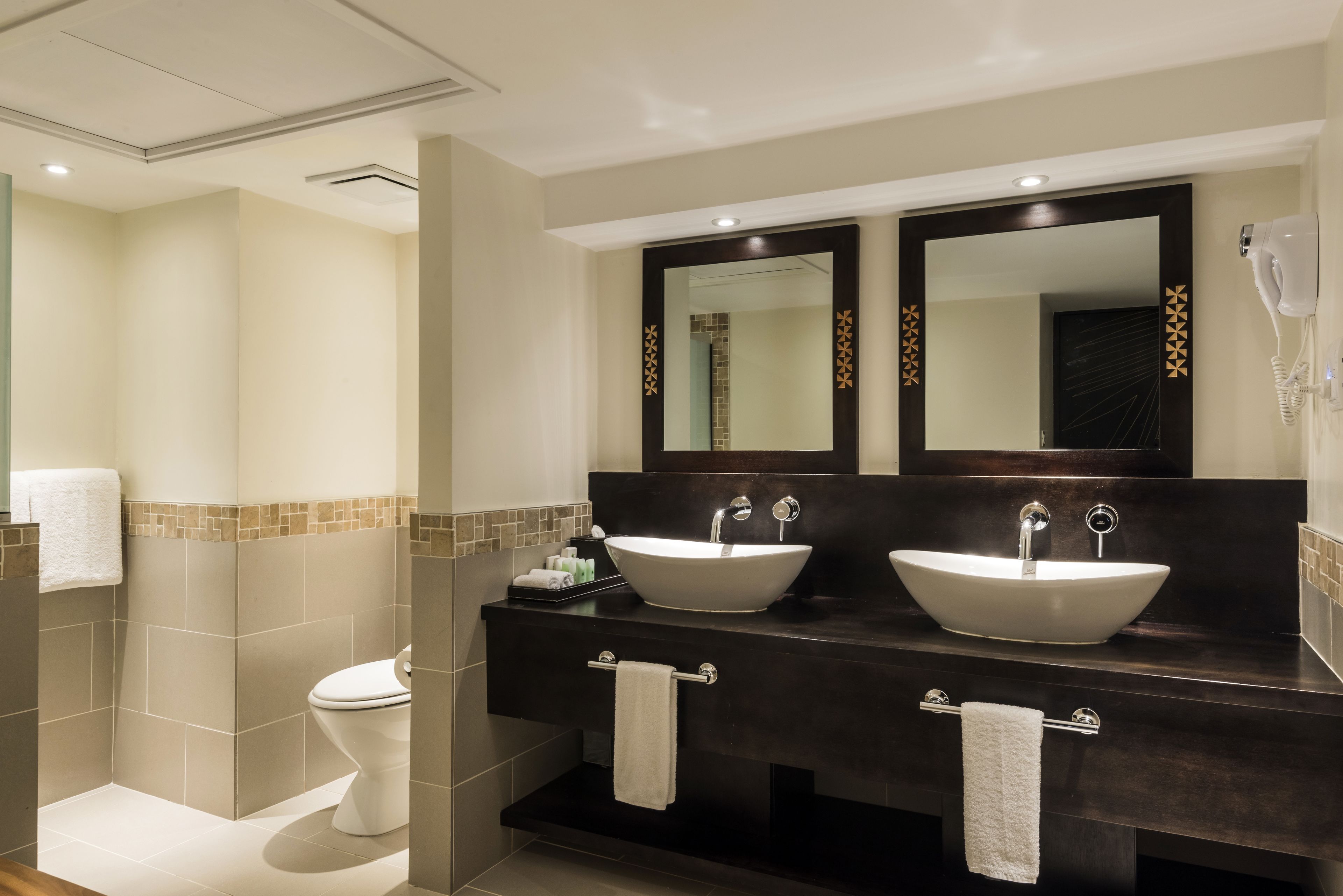 suite, ocean view | bathroom | combined shower/bathtub, designer toiletries, hair dryer, towels