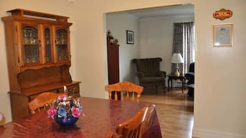 Superior Apartment, 3 Bedrooms | In-room dining