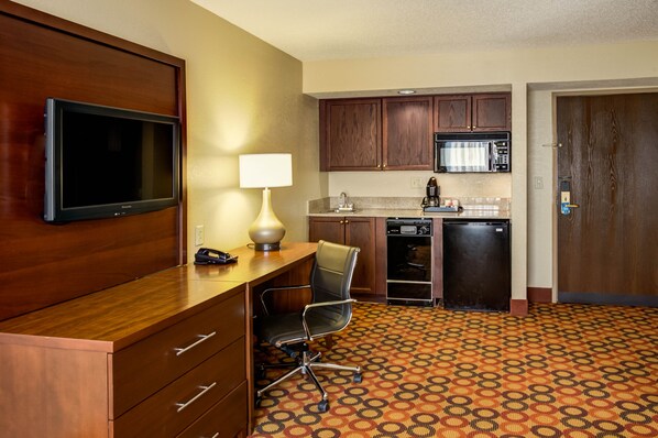 Suite, 1 King Bed, Non Smoking, Kitchen | Shared kitchen | Fridge, microwave, coffee/tea maker