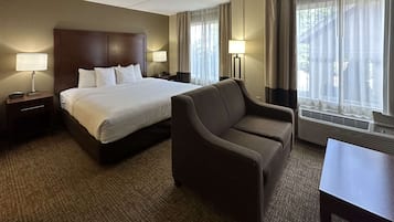 Edredons de pluma, escrivaninha, cortinas blackout