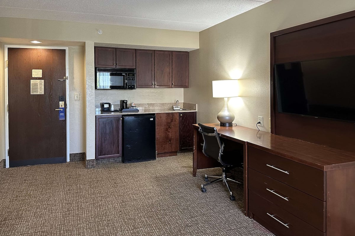 suite, 2 queen beds, non smoking | down duvets, desk, blackout curtains, iron/ironing board