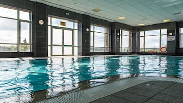 Indoor pool, sun loungers