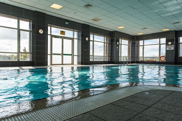 Indoor pool, sun loungers