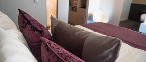Ein Hotelzimmer mit einem Bett, einem Nachttisch und einem Kleiderschrank.