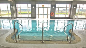 Innendørsbasseng og solsenger