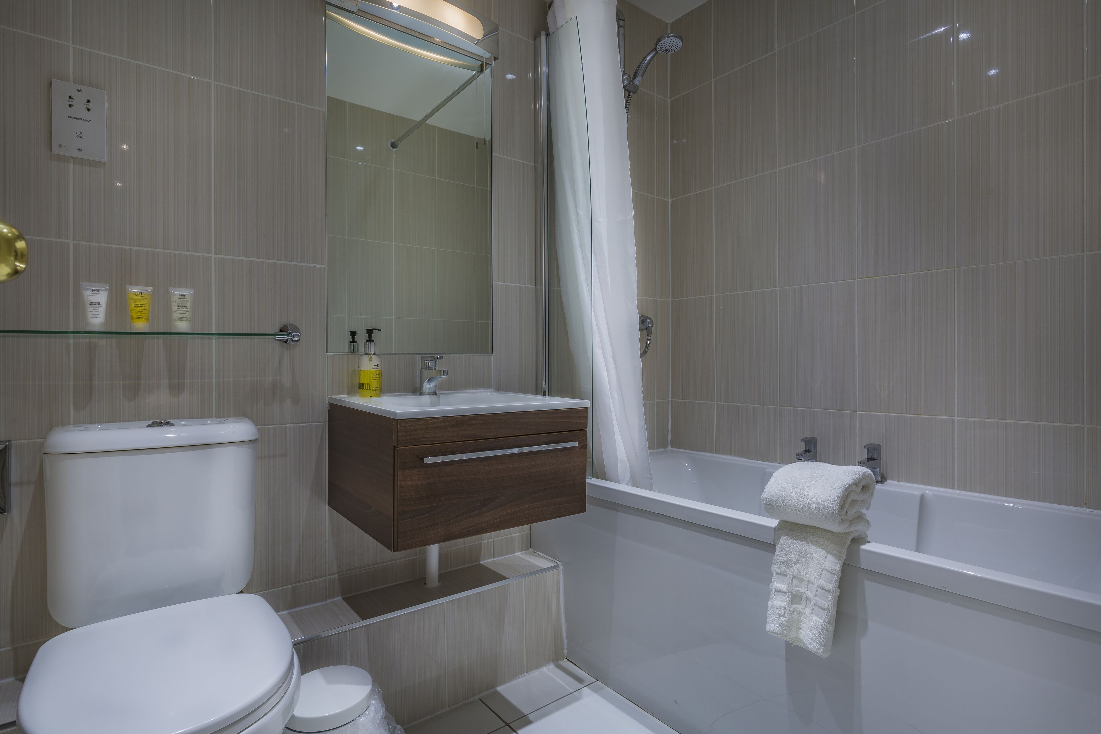 classic double room | bathroom | free toiletries, hair dryer, towels, soap