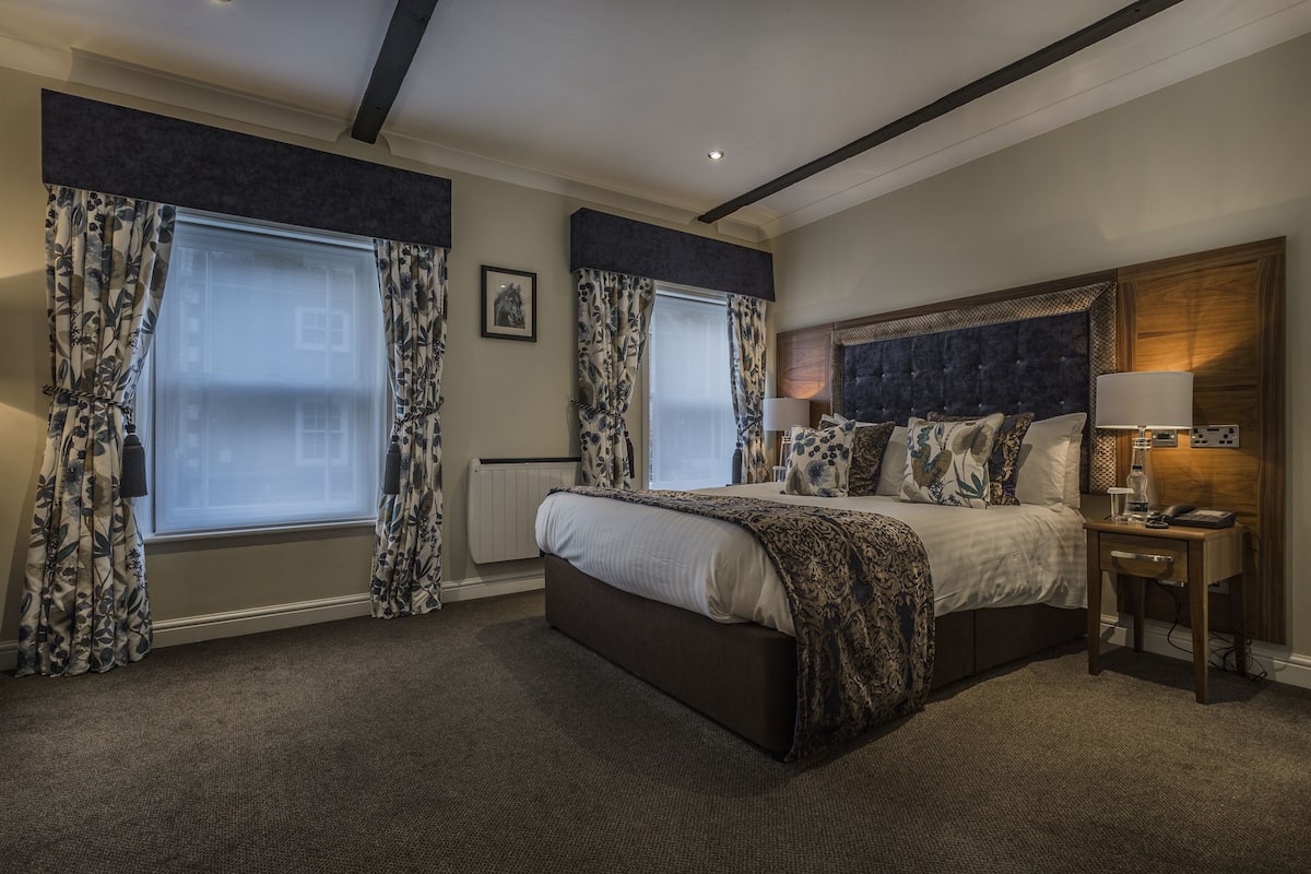 classic family room | 1 bedroom, premium bedding, desk, blackout curtains