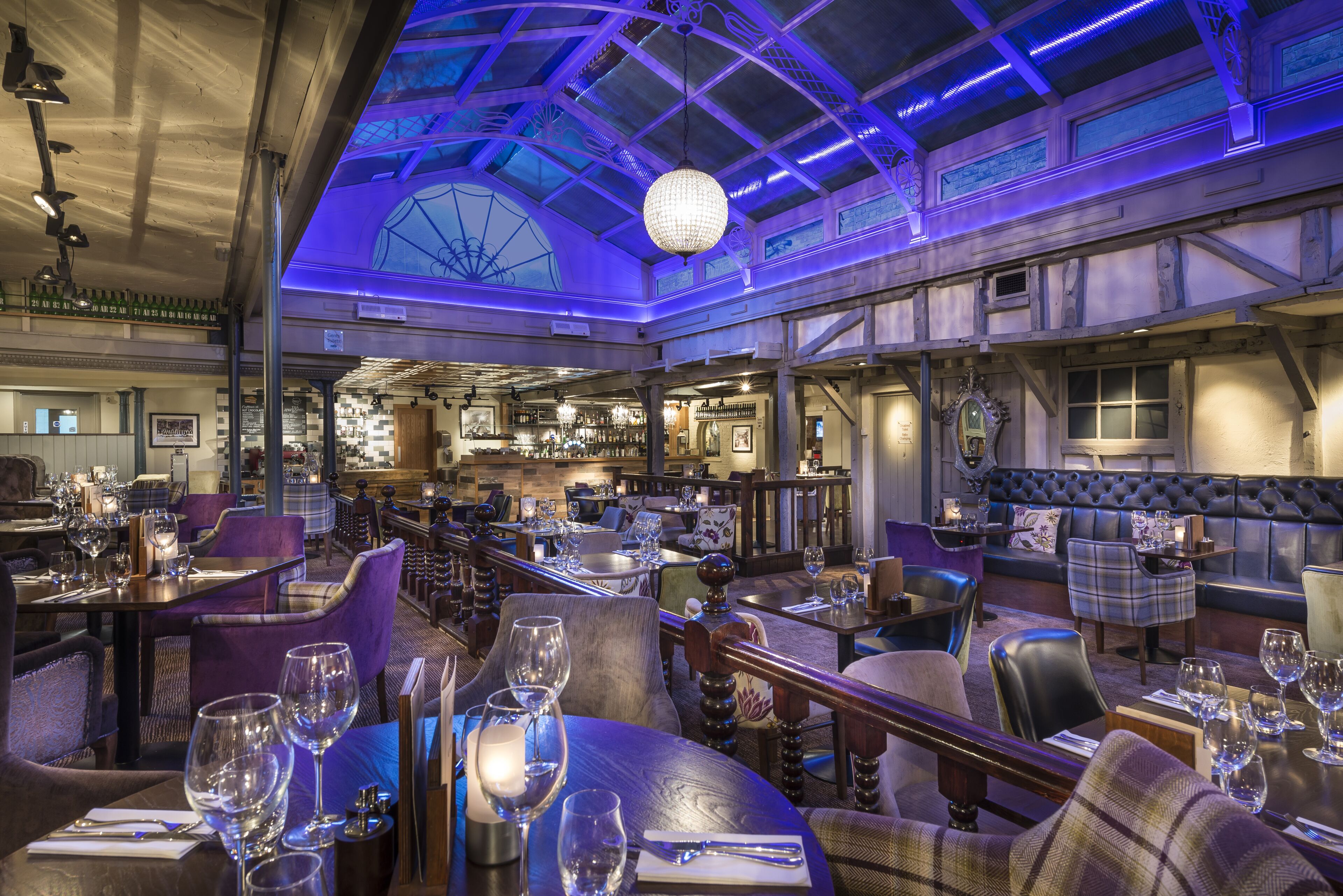 Der serveres morgenmad, frokost, aftensmad og britiske retter 