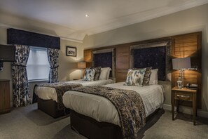 Ropa de cama de alta calidad, escritorio, cortinas opacas