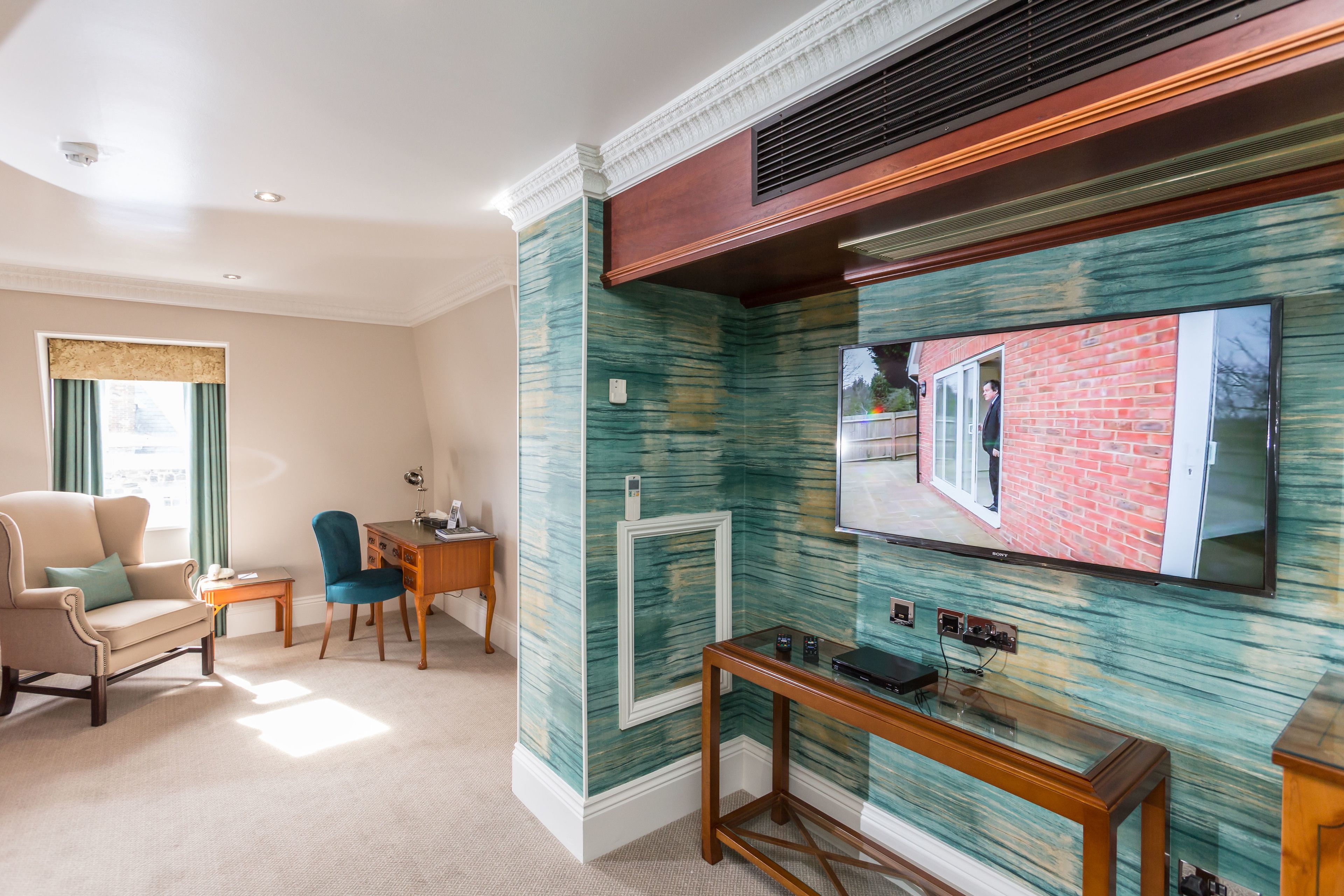 suite, 1 double bed, non smoking | living area | tv