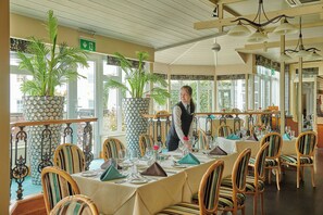 Breakfast, lunch, brunch served; international cuisine 