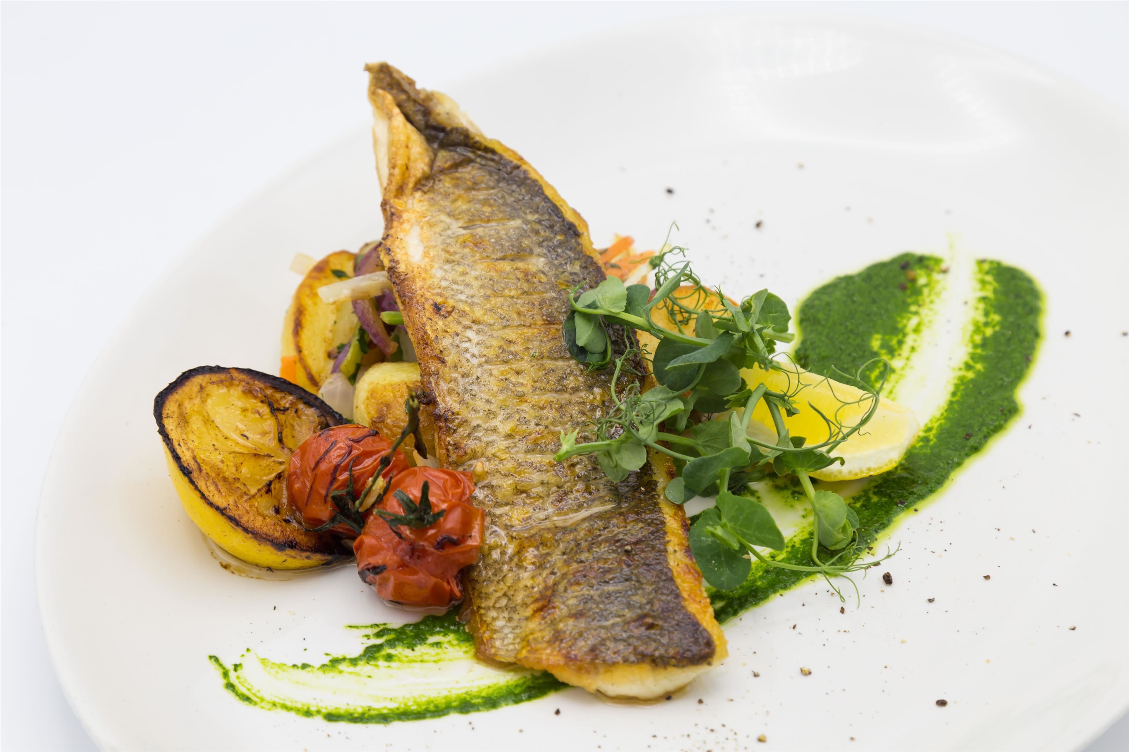 breakfast, lunch, brunch served; international cuisine