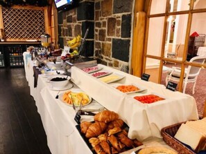 Daily full breakfast for a fee