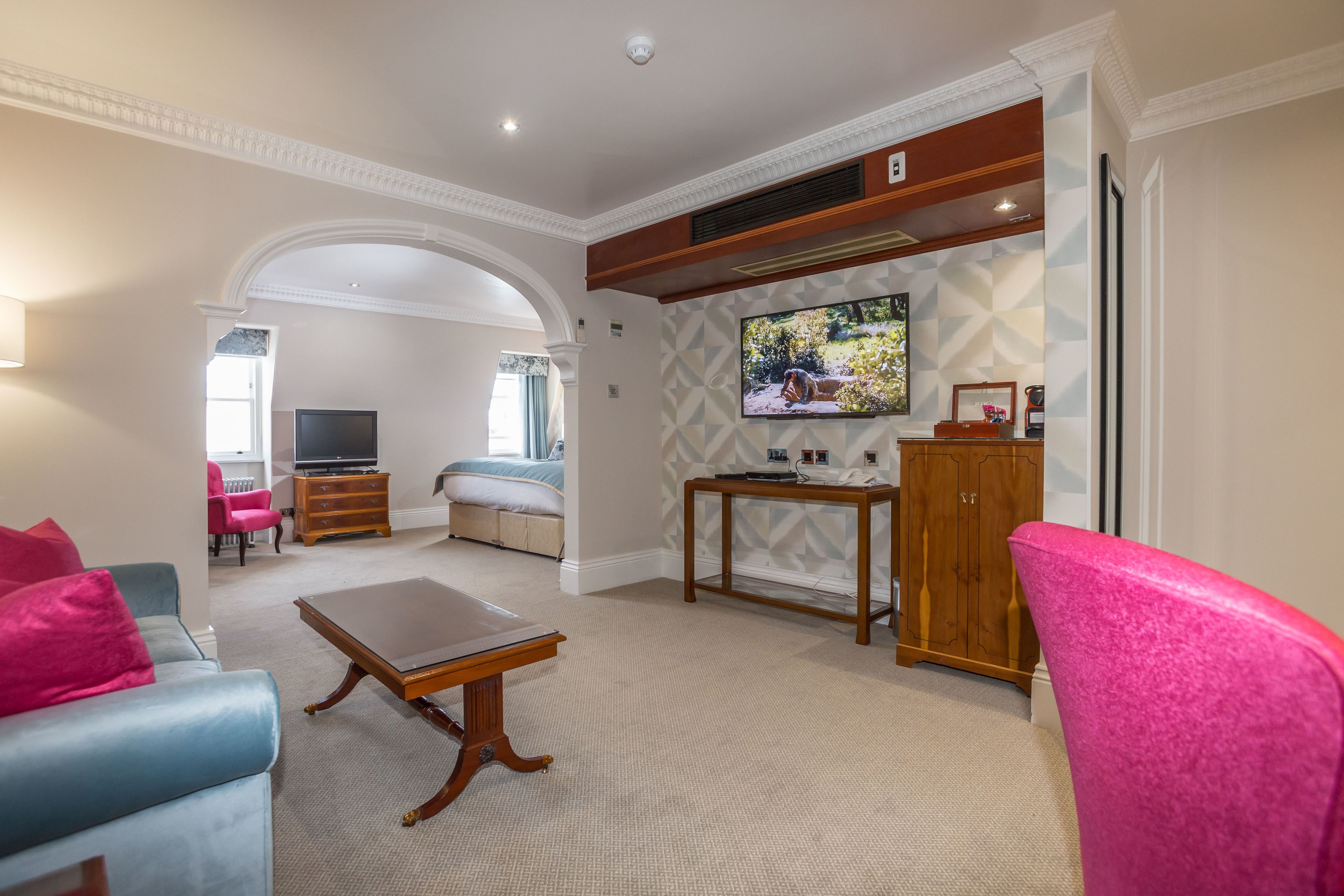 suite, 1 double bed, non smoking | living room | tv