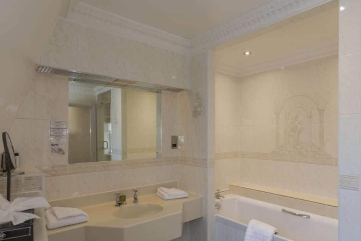 deep-soaking bathtub, free toiletries, hair dryer, towels