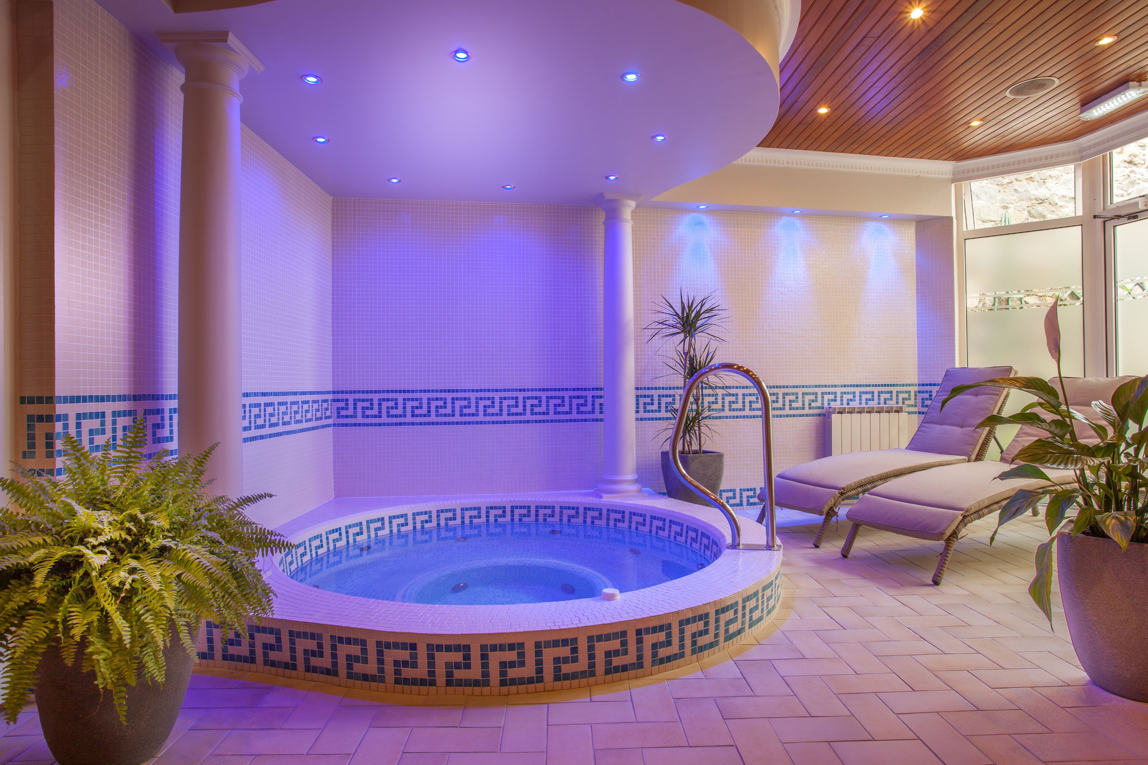 Indoor spa tub