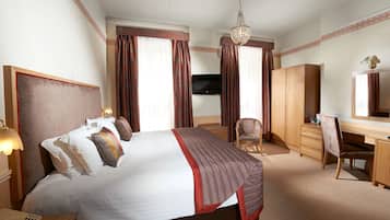 Een kluis op de kamer, een bureau, verduisterende gordijnen