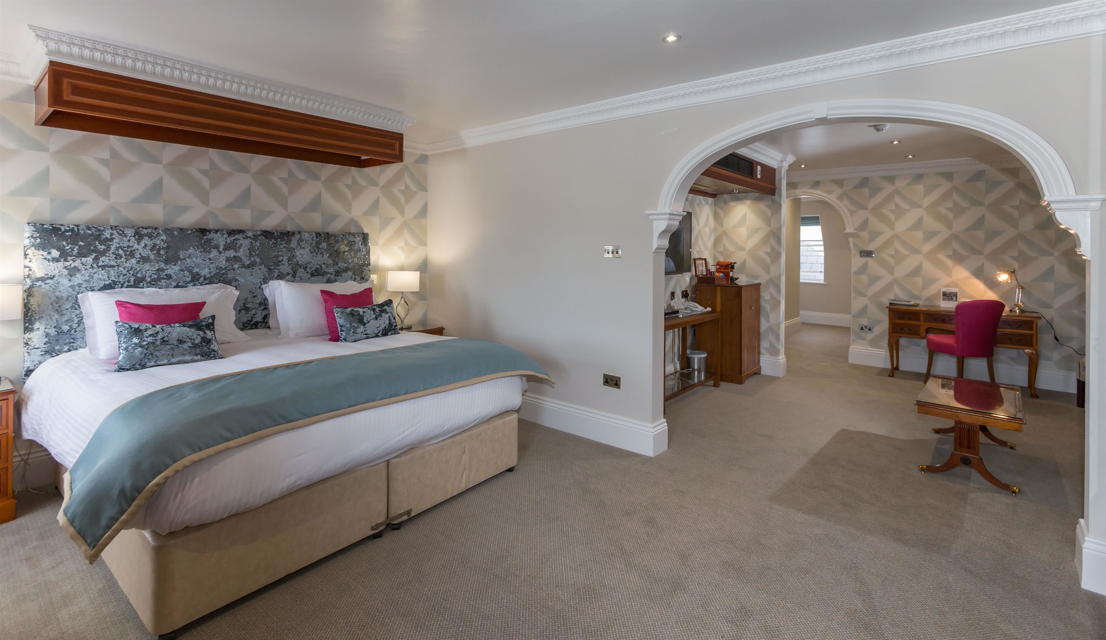 suite, 1 double bed, non smoking | in-room safe, desk, blackout curtains, iron/ironing board