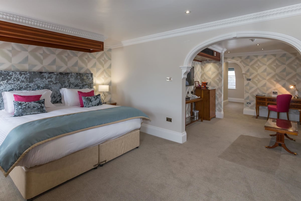 suite, 1 double bed, non smoking | in-room safe, desk, blackout curtains, iron/ironing board