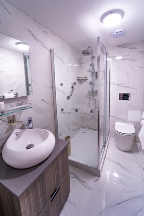 Signature Double Room | Bathroom | Free toiletries, hair dryer, towels, soap - Kings Hotel (High Wycombe)