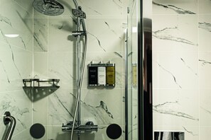 Free toiletries, hair dryer, towels, soap - Kings Hotel (High Wycombe)
