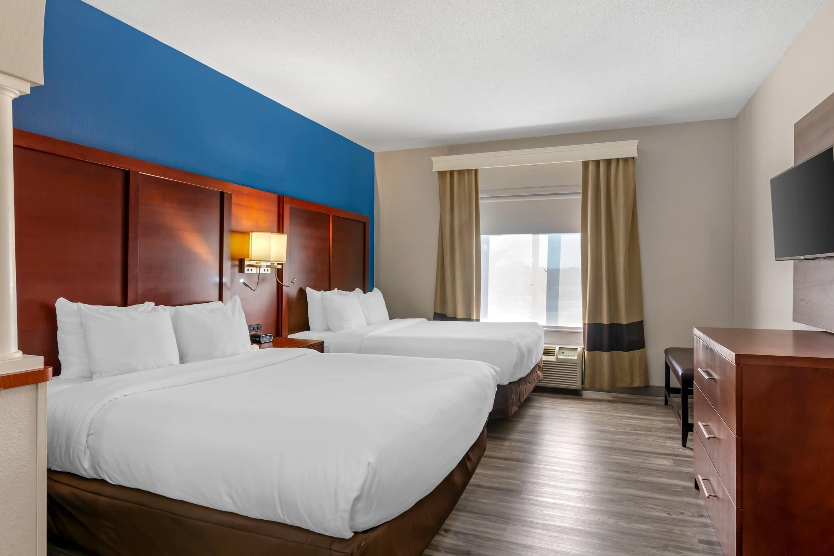 Suite, varias camas, con acceso para personas discapacitadas, para no fumadores | Caja de seguridad en la habitación y escritorio 