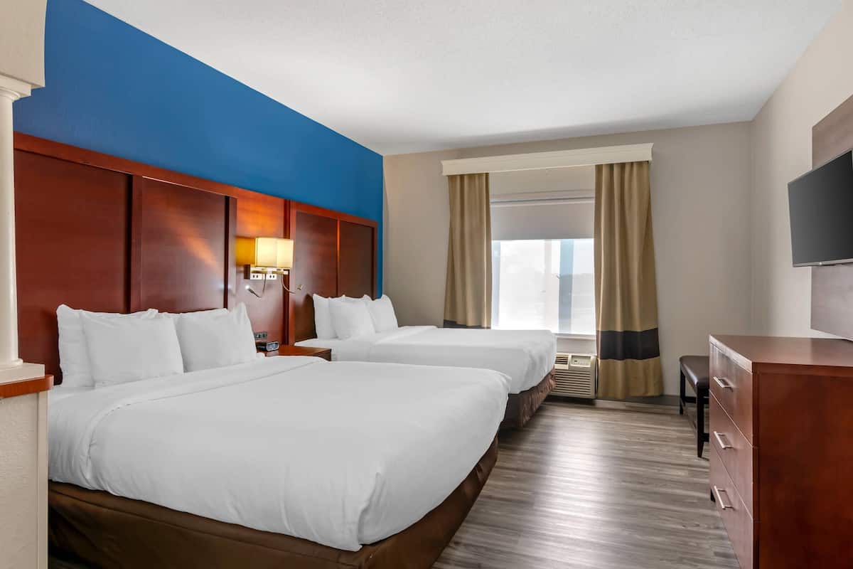 Suite, varias camas, accesible para personas con discapacidad, no fumadores | Caja fuerte, escritorio, espacio para trabajar con un portátil