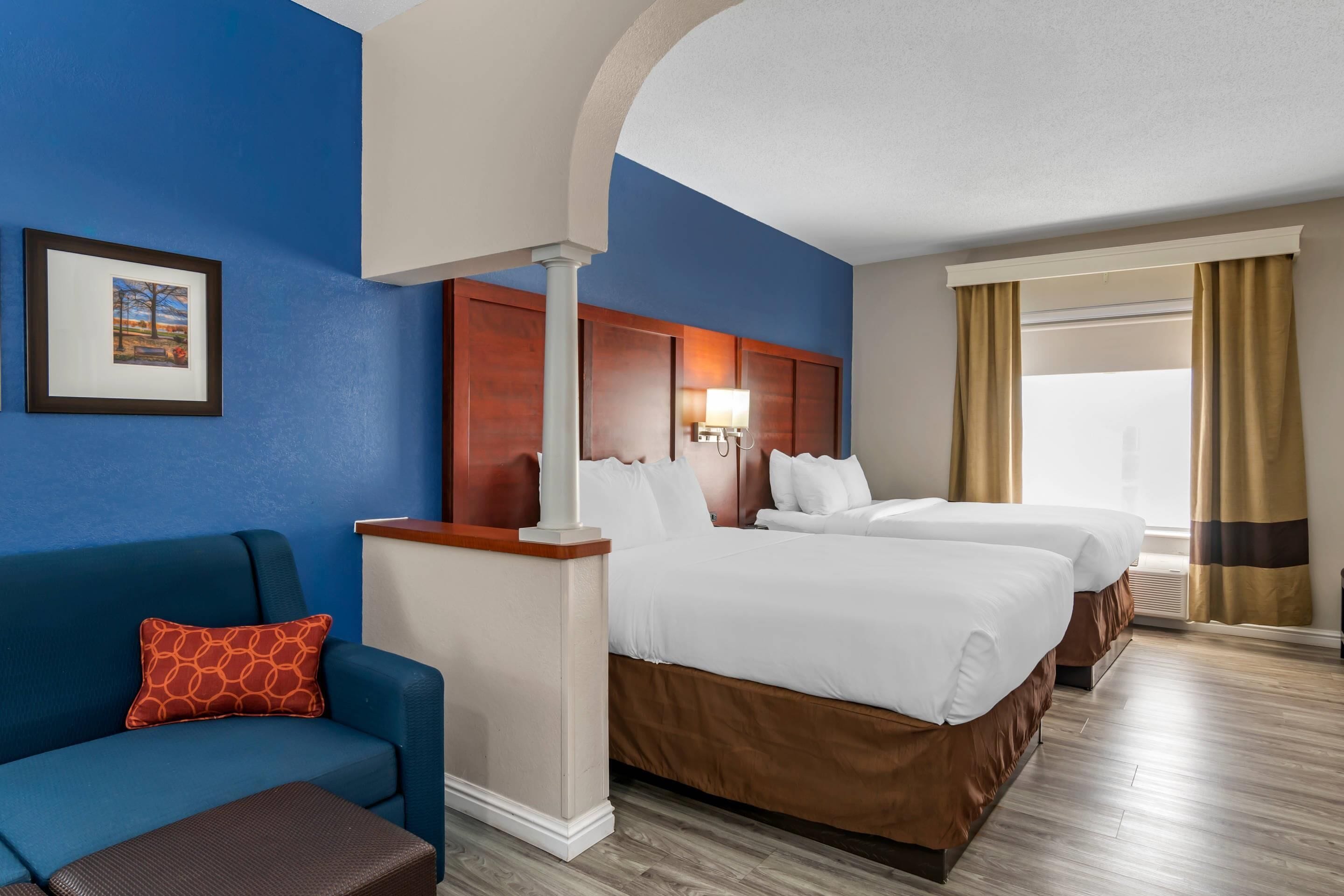 Suite, varias camas, para no fumadores (2 Queen, 2 Person Sofa Bed) | Caja de seguridad en la habitación y escritorio 