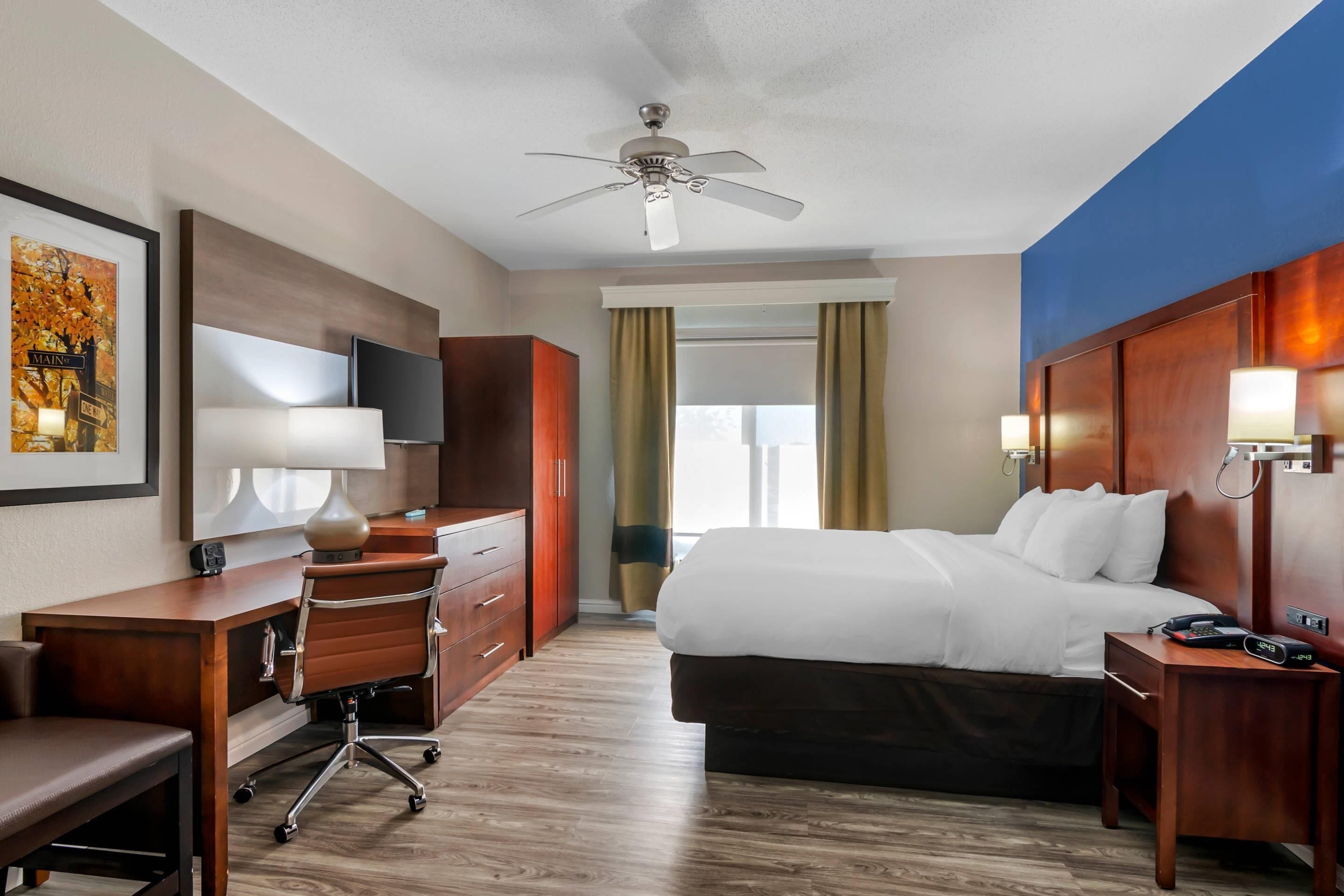 客房内保险箱、办公桌、笔记本电脑工作区、遮光窗帘