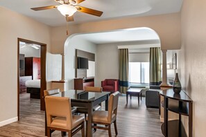 Een kluis op de kamer, een bureau, een laptopwerkplek