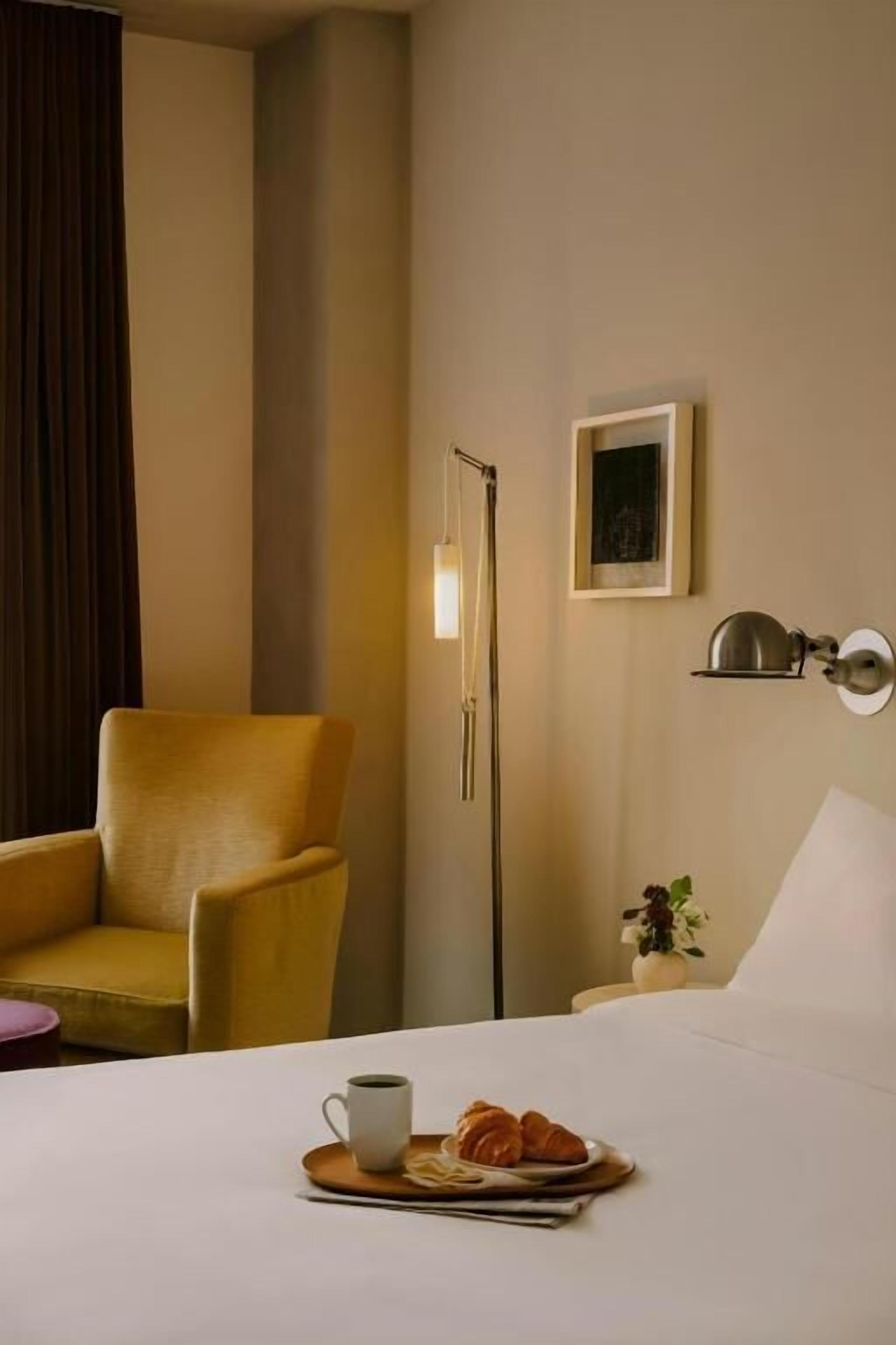 Room, 1 Queen Bed, Roll-in Shower | Individually furnished, laptop workspace, iron/ironing board, free WiFi