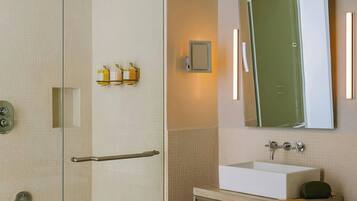 Set di cortesia gratuito, asciugacapelli, asciugamani, sapone