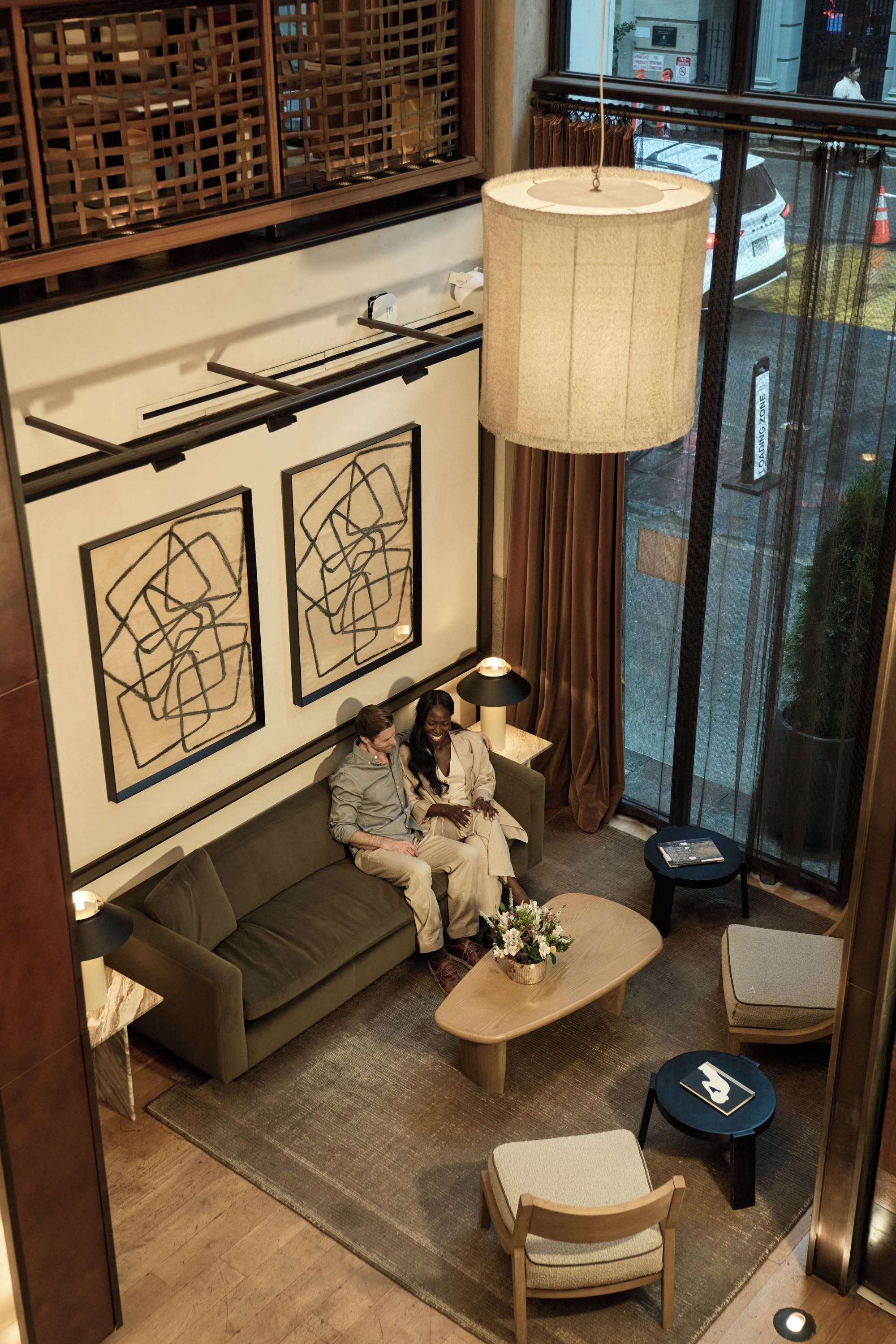 Een modern interieur met een bank, een salontafel en kunst aan de muur.